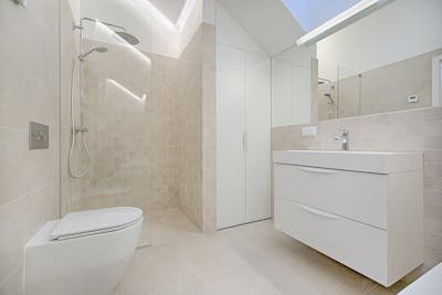 Aménager une salle de bain : astuces pour optimiser l'espace et l'esthétique